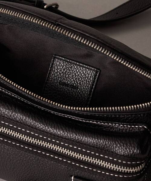 Calvin Klein（カルバン・クライン）の「クロスボディバッグ - ボールドぺブルスリングバッグ（ショルダーバッグ・メンズ・ブラック・FREE）」の5枚目の写真