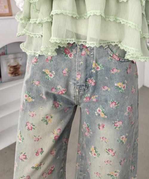 SOLLON.（ソルロン）の「フローラルフラワープリントデニムパンツ（デニムパンツ・レディース・ブルー・L/M）」の2枚目の写真