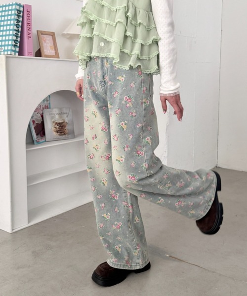 SOLLON.（ソルロン）の「フローラルフラワープリントデニムパンツ（デニムパンツ・レディース・ブルー・L/M）」の6枚目の写真