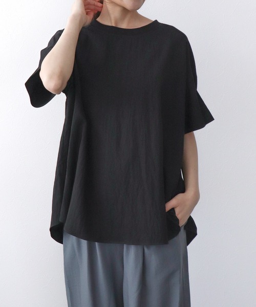 Jines(ジネス)の「クルーネックハーフスリーブTブラウス(Tシャツ/カットソー・レディース・ベージュ/チャコールグレー/モカ/ブラック・38)」の2枚目の写真