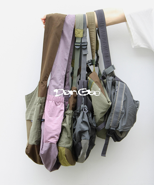WISM(ウィズム)の「Dan Gee / ダン ジー Poly Bag 2.0(ショルダーバッグ・メンズ・カーキ/チャコールグレー・FREE)」の3枚目の写真