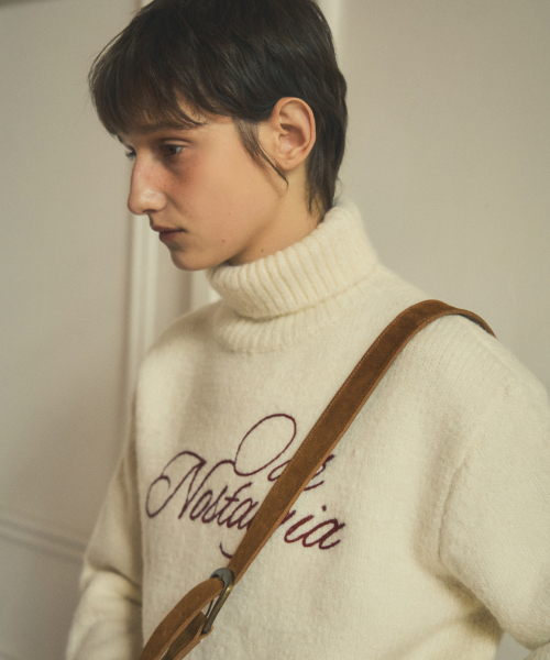OURNOSTALGIA（アワー ノスタルジア）の「our lettering turtleneck wool knit_Ivory（ニット/セーター・レディース・アイボリー・FREE）」の2枚目の写真