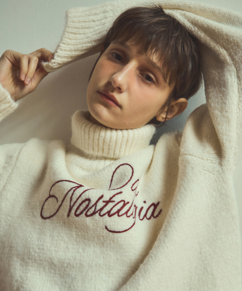 OURNOSTALGIA（アワー ノスタルジア）の「our lettering turtleneck wool knit_Ivory（ニット/セーター・レディース・アイボリー・FREE）」の3枚目の写真