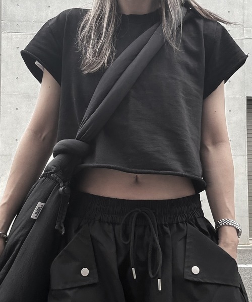 YACA(ヤーカ)の「Cutoff mini Tee/カットオフミニT(Tシャツ/カットソー・レディース・グレー/ブラック/ホワイト・FREE)」の2枚目の写真