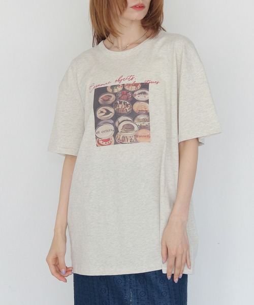 CLEIO(クレイオ)の「【CLEIO】フォトプリント オーバーサイズTシャツ PHOTO PRINT OVERSIZE TEE(Tシャツ/カットソー・レディース・チャコールグレー/オフホワイト/オートミール・FREE)」の3枚目の写真