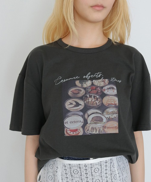 CLEIO(クレイオ)の「【CLEIO】フォトプリント オーバーサイズTシャツ PHOTO PRINT OVERSIZE TEE(Tシャツ/カットソー・レディース・チャコールグレー/オフホワイト/オートミール・FREE)」の2枚目の写真