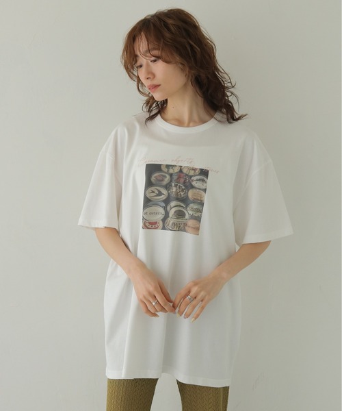 CLEIO(クレイオ)の「【CLEIO】フォトプリント オーバーサイズTシャツ PHOTO PRINT OVERSIZE TEE(Tシャツ/カットソー・レディース・チャコールグレー/オフホワイト/オートミール・FREE)」の4枚目の写真