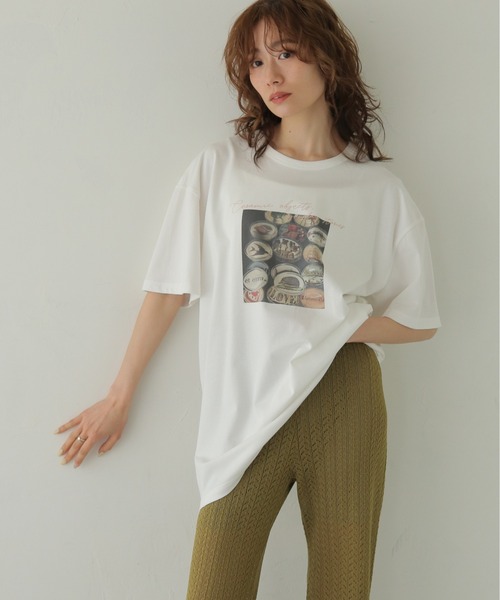 CLEIO(クレイオ)の「【CLEIO】フォトプリント オーバーサイズTシャツ PHOTO PRINT OVERSIZE TEE(Tシャツ/カットソー・レディース・チャコールグレー/オフホワイト/オートミール・FREE)」の5枚目の写真