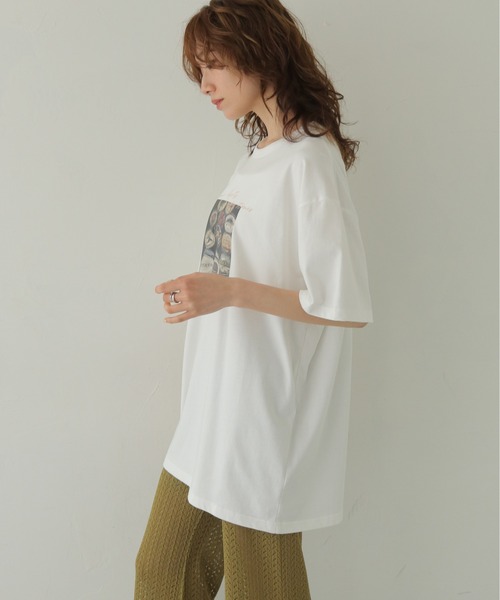 CLEIO(クレイオ)の「【CLEIO】フォトプリント オーバーサイズTシャツ PHOTO PRINT OVERSIZE TEE(Tシャツ/カットソー・レディース・チャコールグレー/オフホワイト/オートミール・FREE)」の6枚目の写真