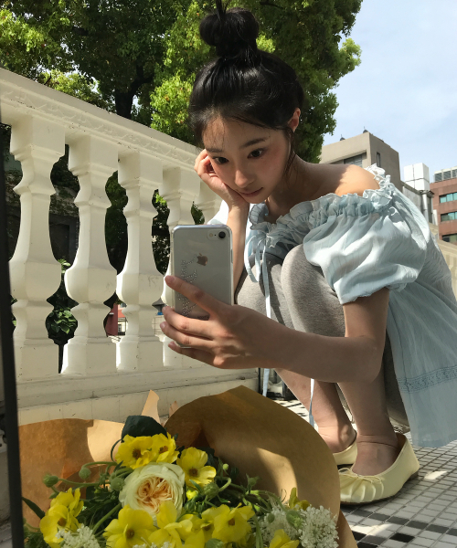 LETTER FROM MOON(レターフロムムーン)の「ロエ ワンショルダー レースブラウス (スカイブルー)(シャツ/ブラウス・レディース・その他・FREE)」の3枚目の写真