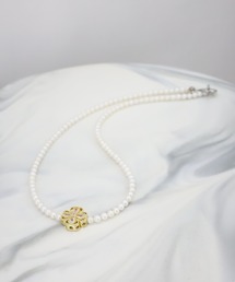 Auralyn（オーラリン）の「Clover Pearl Necklace（ネックレス）」