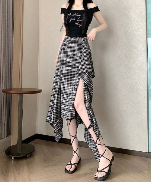 &soiree(アンドソワレ)の「アシンメトリーサイドスリットチェックスカート(スカート・レディース・ブラック・X-LARGE/LARGE/MEDIUM/SMALL)」の2枚目の写真