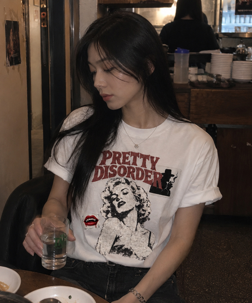 GRAVER ORDINARY（グレイバーオーディナリー）の「[ODNR UNISEX]プリティディスオーダー 半袖Tシャツ 3カラー（Tシャツ/カットソー・レディース・ホワイト/チャコールグレー/ブラック・MEDIUM/LARGE/SMALL）」の4枚目の写真