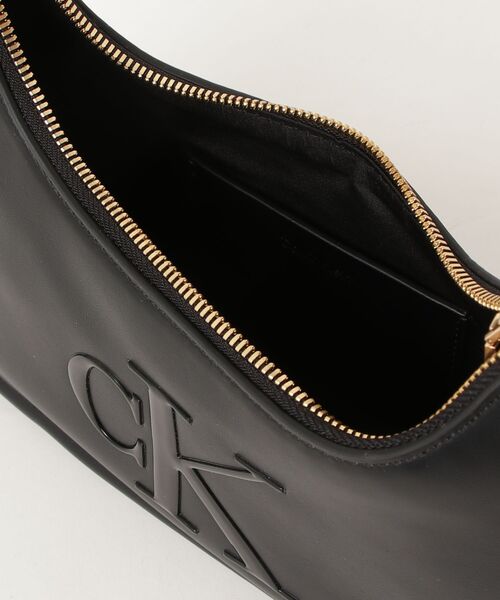 Calvin Klein(カルバン・クライン)の「Calvin Klein カルバンクライン BOLD CK SMALL SHOULDER BAG ショルダーバッグ(ショルダーバッグ・レディース・ホワイト/ブラック・FREE)」の14枚目の写真