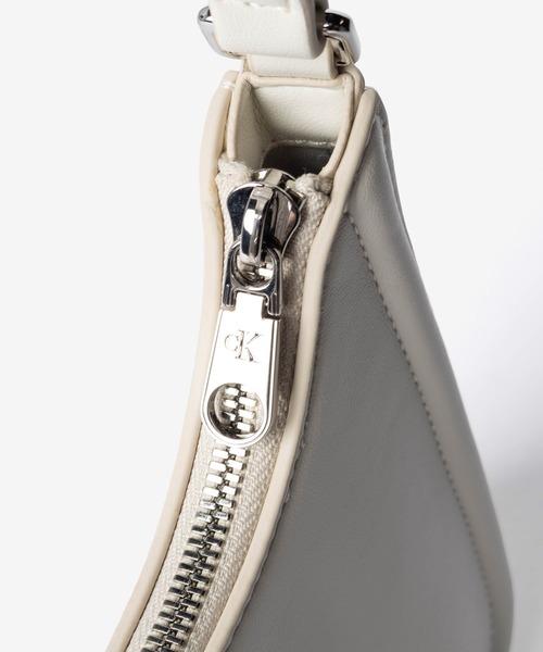 Calvin Klein(カルバン・クライン)の「Calvin Klein カルバンクライン BOLD CK SMALL SHOULDER BAG ショルダーバッグ(ショルダーバッグ・レディース・ホワイト/ブラック・FREE)」の8枚目の写真