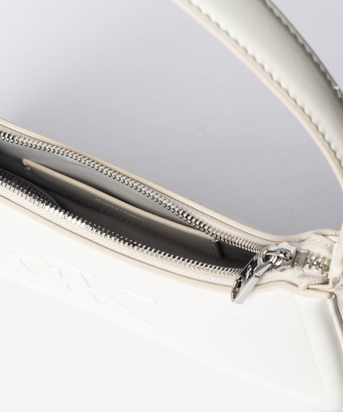 Calvin Klein(カルバン・クライン)の「Calvin Klein カルバンクライン BOLD CK SMALL SHOULDER BAG ショルダーバッグ(ショルダーバッグ・レディース・ホワイト/ブラック・FREE)」の10枚目の写真