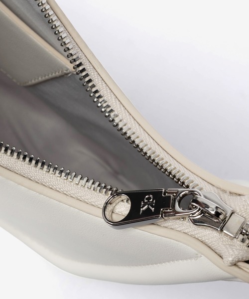 Calvin Klein(カルバン・クライン)の「Calvin Klein カルバンクライン BOLD CK SMALL SHOULDER BAG ショルダーバッグ(ショルダーバッグ・レディース・ホワイト/ブラック・FREE)」の11枚目の写真
