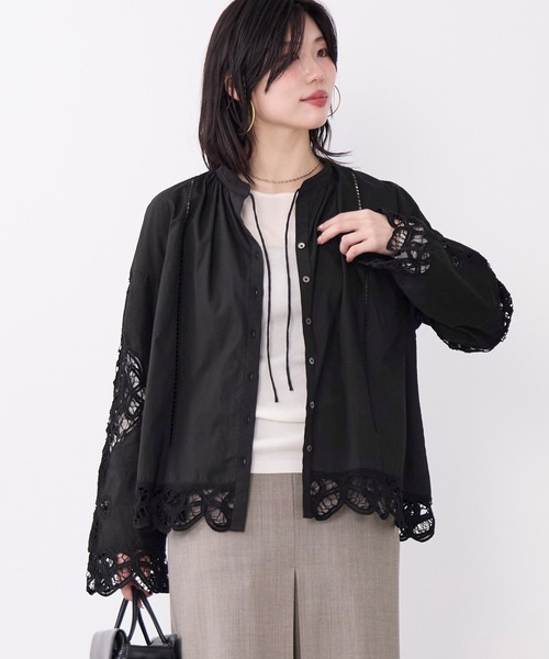 MICA&DEAL(マイカ&ディール)の「スタンドカラーバテンレース刺繍ブラウス(シャツ/ブラウス・レディース・ブラック/オフホワイト・FREE)」の2枚目の写真