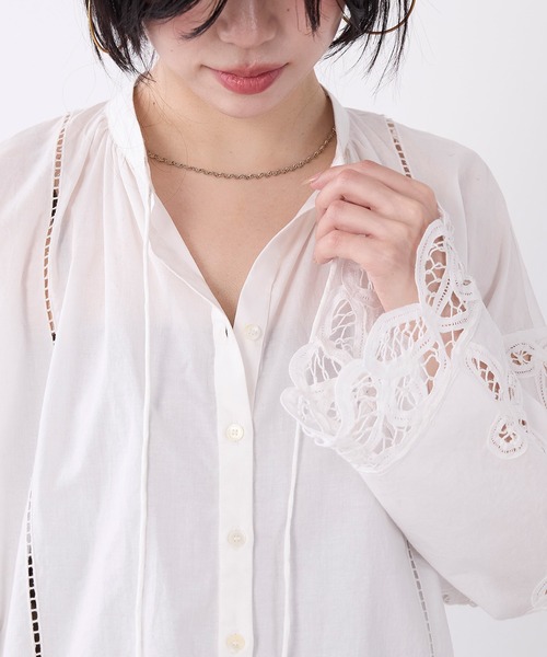 MICA&DEAL(マイカ&ディール)の「スタンドカラーバテンレース刺繍ブラウス(シャツ/ブラウス・レディース・ブラック/オフホワイト・FREE)」の3枚目の写真