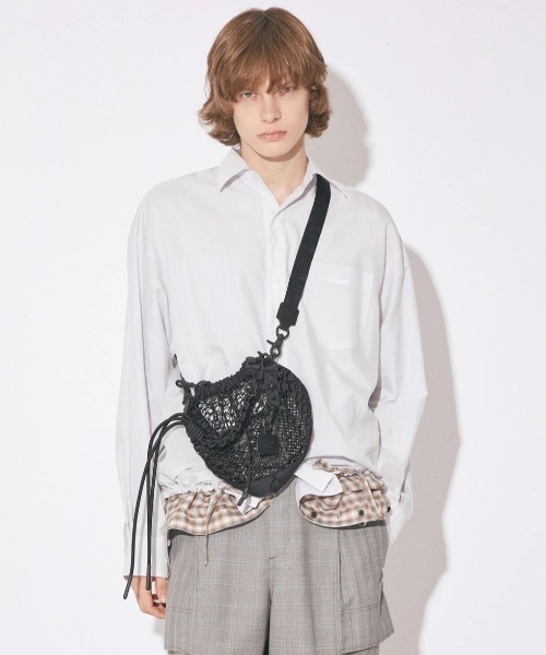 beautiful people(ビューティフルピープル)の「【beautiful people/ビューティフルピープル】over engineering mini drawstring bag/オーバーエンジニアリングミニドローストリングバッグ(ショルダーバッグ・レディース・ブラック・FREE)」の2枚目の写真
