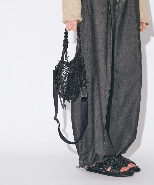 beautiful people(ビューティフルピープル)の「【beautiful people/ビューティフルピープル】over engineering mini drawstring bag/オーバーエンジニアリングミニドローストリングバッグ(ショルダーバッグ・レディース・ブラック・FREE)」の4枚目の写真