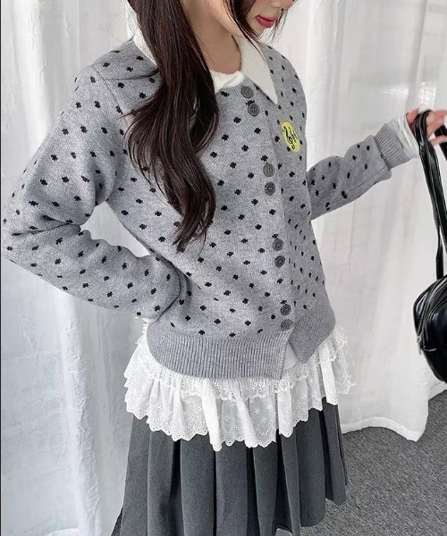 AsRiRe(アスリレイ)の「26aw 音符ワッペン付き総柄バイカラーカラーニットカーディガン(カーディガン/ボレロ・レディース・グレー/ブルー・M)」の3枚目の写真