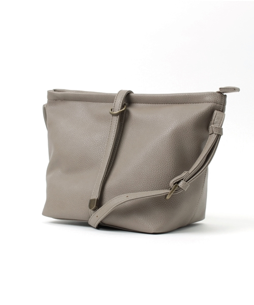 LBC(エルビーシー)の「合皮ショルダー (ショルダーバッグ・レディース・オフホワイト/ブラック/ベージュ・ONE SIZE)」の4枚目の写真