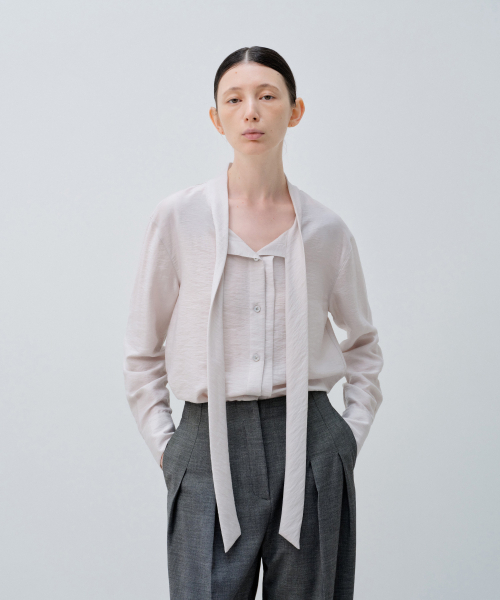 NOTIA(ノティア)の「TIE SHINE ブラウス_ライトグレー(シャツ/ブラウス・レディース・その他・SMALL/MEDIUM)」の1枚目の写真