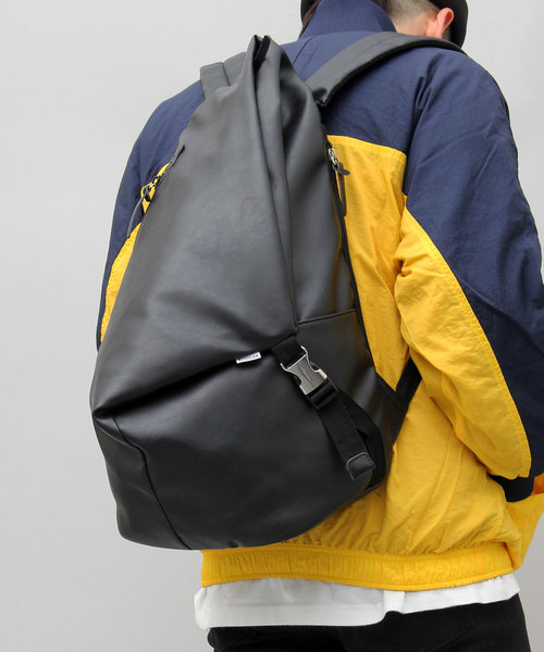 REGiSTA(レジスタ)の「トライアングル 口折れ バックパック / へザーナイロン / カモフラPVCナイロン / PUレザー(バックパック/リュック・メンズ・ブラック/カモフラージュ/グレー/ブラック系その他・FREE)」の3枚目の写真