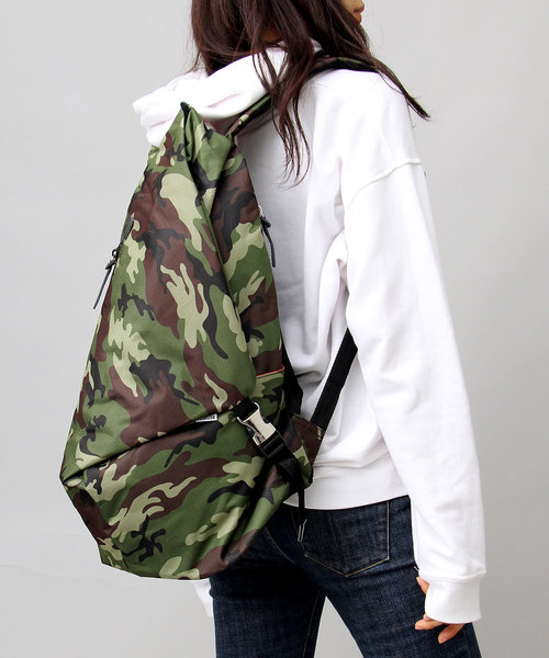 REGiSTA(レジスタ)の「トライアングル 口折れ バックパック / へザーナイロン / カモフラPVCナイロン / PUレザー(バックパック/リュック・メンズ・ブラック/カモフラージュ/グレー/ブラック系その他・FREE)」の4枚目の写真