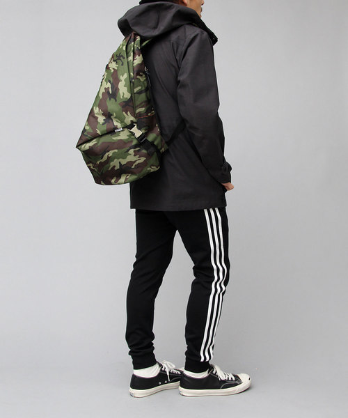 REGiSTA(レジスタ)の「トライアングル 口折れ バックパック / へザーナイロン / カモフラPVCナイロン / PUレザー(バックパック/リュック・メンズ・ブラック/カモフラージュ/グレー/ブラック系その他・FREE)」の15枚目の写真