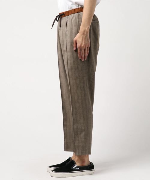 UNITED TOKYO(ユナイテッドトウキョウ)の「ヘリンボーンストライプピンタックイージーパンツ(その他パンツ・メンズ・ベージュ/グレー・1/2/3)」の3枚目の写真
