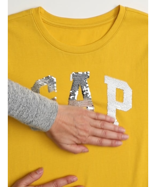 GAP（ギャップ）の「変身スパンコール GapロゴTシャツ (キッズ)（Tシャツ/カットソー・キッズ・その他/ブルー系その他/イエロー系その他/ピンク系その他/ブルー系その他2/ピンク系その他2・S/M/L/XL/XS/XXL）」の10枚目の写真