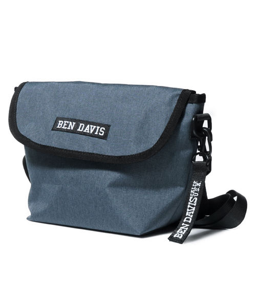 BEN DAVIS ORIGINALS（ベンデイビスオリジナルス）の「《BEN DAVIS》 MINI MESSENGER BAG（メッセンジャーバッグ・メンズ・ピンク/ブラック系その他/ブルー系その他・FREE）」の2枚目の写真