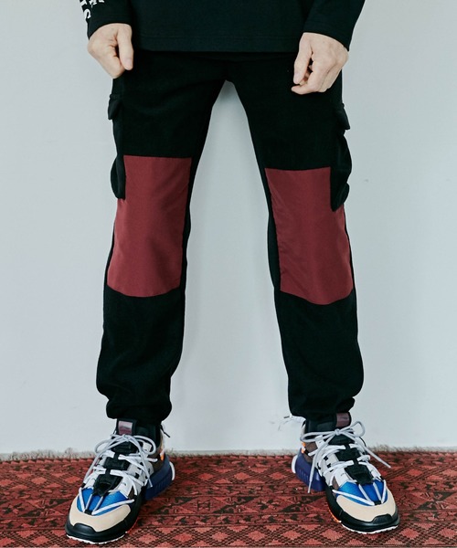 AIVER(アイバー)の「CASPER JOHN AIVER FLEECE CARGO BONDAGE PT(カーゴパンツ)」|ブラック×レッド