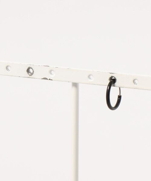 Fun & Daily(ファンアンドデイリー)の「F&D : 1ピース・スモールフープイヤリング(イヤリング・レディース・ブラック/シルバー/ゴールド/ブルー/レッド/オレンジ/グリーン/チャコールグレー/ホワイト/パープル・FREE)」の3枚目の写真