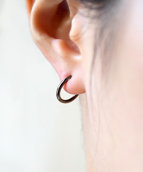 Fun & Daily(ファンアンドデイリー)の「F&D : 1ピース・スモールフープイヤリング(イヤリング・レディース・ブラック/シルバー/ゴールド/ブルー/レッド/オレンジ/グリーン/チャコールグレー/ホワイト/パープル・FREE)」の4枚目の写真