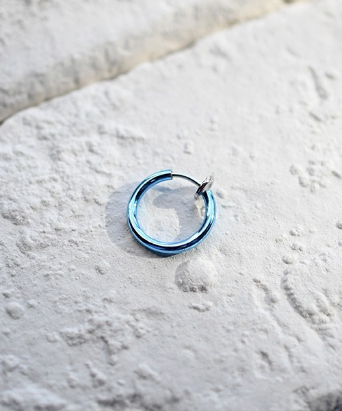 Fun & Daily(ファンアンドデイリー)の「F&D : 1ピース・スモールフープイヤリング(イヤリング・レディース・ブラック/シルバー/ゴールド/ブルー/レッド/オレンジ/グリーン/チャコールグレー/ホワイト/パープル・FREE)」の6枚目の写真