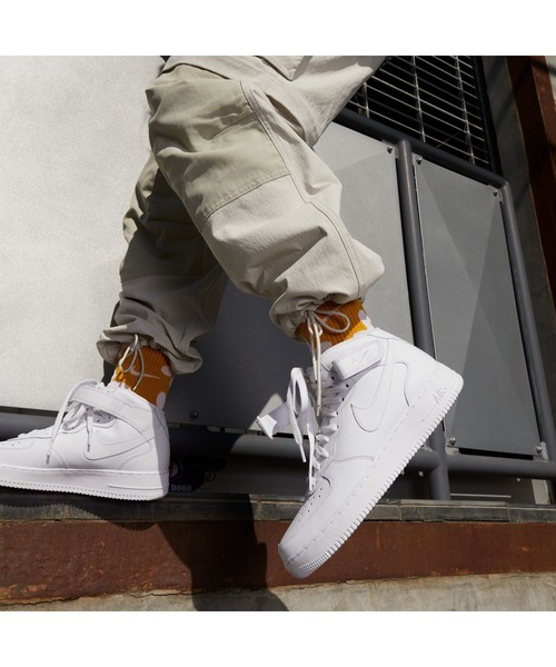 NIKE(ナイキ)の「NIKE/ナイキ AIR FORCE1 MID 07/エアフォース1 ミッド 07(AF1)(スニーカー・メンズ・ホワイト・27.5cm/26.5cm/27cm/28cm/26cm/25.5cm/29cm/25cm/30cm/28.5cm)」の1枚目の写真