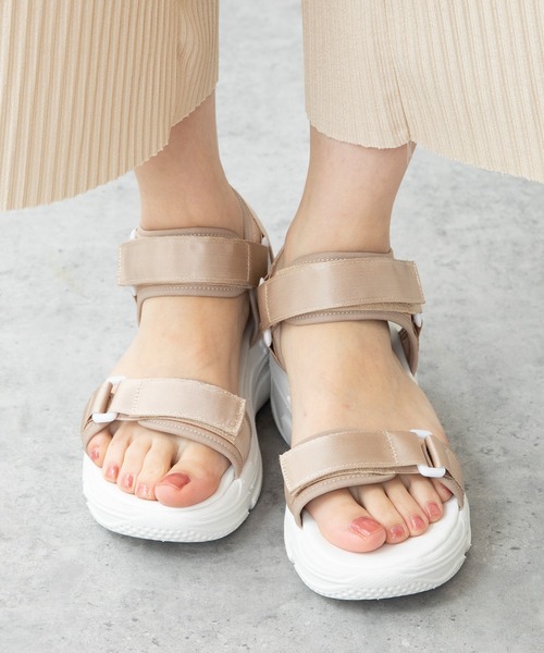 welleg（ウェレッグ）の「厚底面ファスナースポーツサンダル（サンダル・レディース・ブラック系その他/ゼブラ/ブラック/ピンクベージュ/ブラウン・S/M/L）」の4枚目の写真