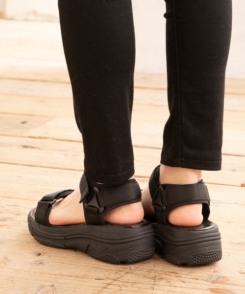 welleg（ウェレッグ）の「厚底面ファスナースポーツサンダル（サンダル・レディース・ブラック系その他/ゼブラ/ブラック/ピンクベージュ/ブラウン・S/M/L）」の6枚目の写真