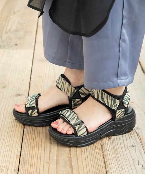 welleg（ウェレッグ）の「厚底面ファスナースポーツサンダル（サンダル・レディース・ブラック系その他/ゼブラ/ブラック/ピンクベージュ/ブラウン・S/M/L）」の13枚目の写真