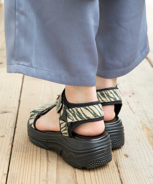 welleg（ウェレッグ）の「厚底面ファスナースポーツサンダル（サンダル・レディース・ブラック系その他/ゼブラ/ブラック/ピンクベージュ/ブラウン・S/M/L）」の17枚目の写真