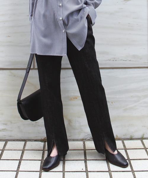 LAVEANGE（ラビアンジェ）の「10.5OZ デニムスリットパンツ（デニムパンツ・レディース・ブラック/ネイビー/ブルー・LL/3L/4L/M/L）」の2枚目の写真