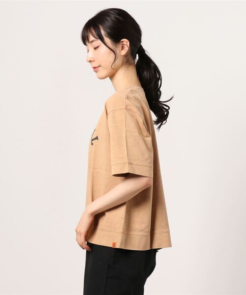 UNIVERSAL OVERALL(ユニバーサルオーバーオール)の「UNIVERSAL OVERALL BOAT NECK LOGO TEE (ユニバーサルオーバーオール ボートネックロゴTシャツ)(3colors)(U2112218)(Tシャツ/カットソー・レディース・ベージュ/ピンク/チャコール・FREE)」の4枚目の写真