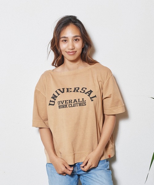 UNIVERSAL OVERALL(ユニバーサルオーバーオール)の「UNIVERSAL OVERALL BOAT NECK LOGO TEE (ユニバーサルオーバーオール ボートネックロゴTシャツ)(3colors)(U2112218)(Tシャツ/カットソー・レディース・ベージュ/ピンク/チャコール・FREE)」の2枚目の写真
