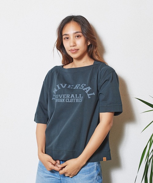 UNIVERSAL OVERALL(ユニバーサルオーバーオール)の「UNIVERSAL OVERALL BOAT NECK LOGO TEE (ユニバーサルオーバーオール ボートネックロゴTシャツ)(3colors)(U2112218)(Tシャツ/カットソー・レディース・ベージュ/ピンク/チャコール・FREE)」の1枚目の写真