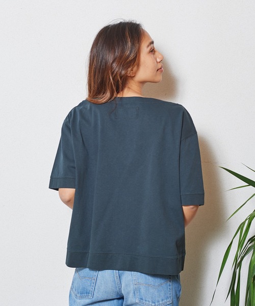 UNIVERSAL OVERALL(ユニバーサルオーバーオール)の「UNIVERSAL OVERALL BOAT NECK LOGO TEE (ユニバーサルオーバーオール ボートネックロゴTシャツ)(3colors)(U2112218)(Tシャツ/カットソー・レディース・ベージュ/ピンク/チャコール・FREE)」の6枚目の写真