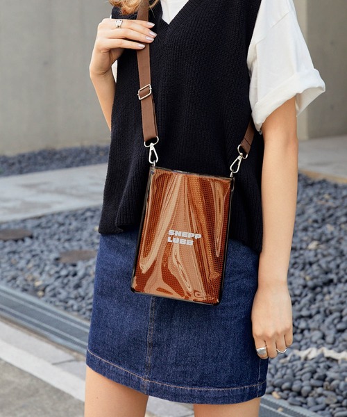 Snap club（スナップクラブ）の「【Snap club】シルバーシートPVC　メタリックショルダーバック（ショルダーバッグ・メンズ・レッド/ブルー/グリーン/ピンク/シルバー/ブラック/ブラウン/パープル・FREE）」の3枚目の写真