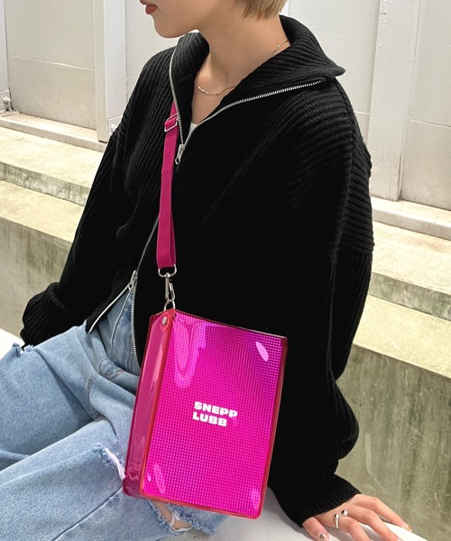 Snap club（スナップクラブ）の「【Snap club】シルバーシートPVC　メタリックショルダーバック（ショルダーバッグ・メンズ・レッド/ブルー/グリーン/ピンク/シルバー/ブラック/ブラウン/パープル・FREE）」の7枚目の写真